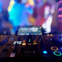 دیجی خانم همراه با سیستم صوت و نورپردازی