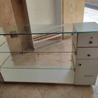 ۴ عدد کمد طبقه بندی شده و میز شیشه ای ویترین دار