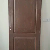 ۴ لنگه‌ درب چوبی با دستگیره و ۱ عدد روشویی