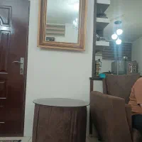 آینه و میز عکس باهم بفروش می‌رسید