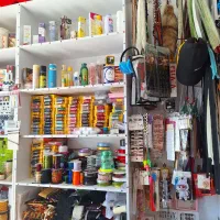 تعدادی لوازم خرازی از دکمه گرفته تا کلاه و جوارب