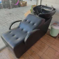 آینه و صندلی آرایشگاه  تابلو و بنر