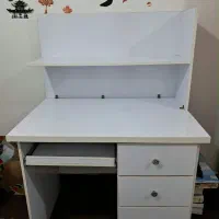 میز مطالعه و کامپیوتر