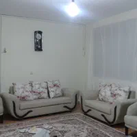 مبلمان راحتی (در حد نو) و جلو مبلی و میز تی وی