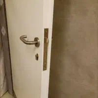 نصاب دربهای چوبی اتاقی سرویس ورودی کابینت وقرنیز|خدمات پیشه و مهارت|ملارد, |دیوار