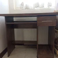 میز تحریر و کامپیوتر