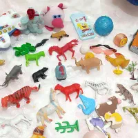 تعدادی اسباب بازی بچه