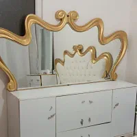 کنسول کنار تخت