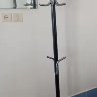 جا رختی ایستاده