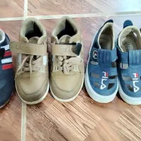 تعدادی کفش و کیف مدرسه پسرانه