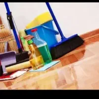 نظافتچی ساختمان راه پله و کار در منزل.