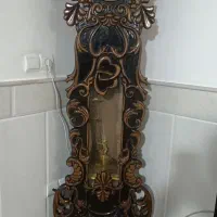 ساعت ایستاده در حد و ویترین چوبی