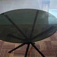 میز شیشه ی و جعبه پیک موتوری