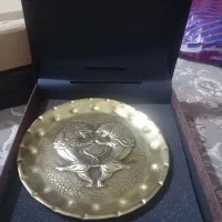 بشقاب قلمزنی برنجی طرح شیر مات|صنایع دستی و سایر لوازم تزئینی|شاهینشهر, شهرک میلاد|دیوار