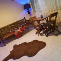 تخت سنتی و دو عدد پشتی