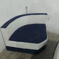 یک عدد راحتی تک نفره مخصوص اتاق خواب