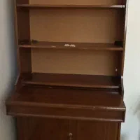 کتابخانه دارای میز تحریر متحرک