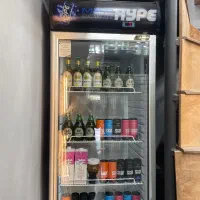 یخچال کافی شاپی ایستاده