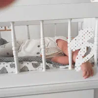 گهواره کنار مادر