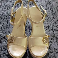 یک عدد صندل سفید