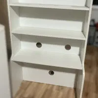 میز تحریر سفید با کشوی بزرگ و شلف سه‌طبقه