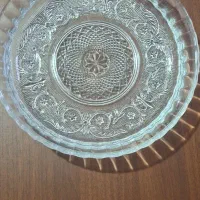 یک عدد میوه خوری شیشه ای طرح دار