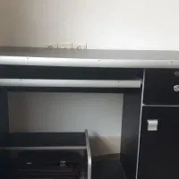 میز کامپیوتر درحد نو ام دی اف با کشوهای سالم