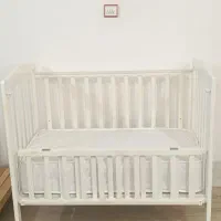 تخت کنار مادر به همراه تشک طبی|تخت و صندلی بچه|شیراز, شهرک گلستان شمالی|دیوار