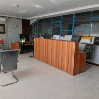 منشی خانم با فن بیان بالا در دفتر فروش