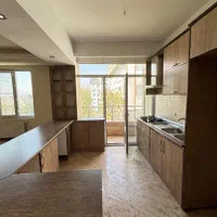 ۱۱۰ متر طبقه آخر، ۲ پارکینگ سندی، ۷ سال ساخت