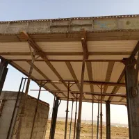 مشاور املاک در حال کار با ۷ خط تلفن