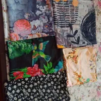 تعدادی شال و روسری نو