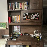 میز تحریر. و کتابخانه