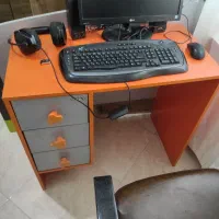 میز تحریر و کامیپوتر نوجوان