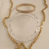 دو عدد تیکه طلا یک عدد زنجیر و یک عدد النگو