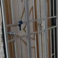 درب چوبی سالم با چهارچوب