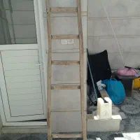 نردبان چوب قدیمی و باکیفیت تحمل وزن سنگین