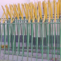 نرده روی دیوار