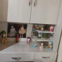 کتابخانه همراه با میز تحریر