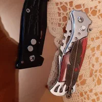 تسبیح عقیق  و کهربا و چاقو