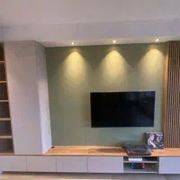 شاگرد جهت نصب کاغذ دیواری و نقاشی