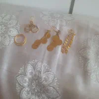 تعدادی گوشواره 150 بالای تابلو
