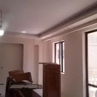 نصاب کاغذ دیواری و نقاش ساختمان