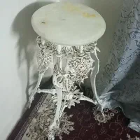 میز تلفن کنار سالنی برنجی فرشته رنگ سفید استاتیک