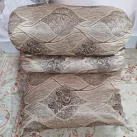 دو عدد تشک و ۴ تا بالشت لوله ای و یک کتابی