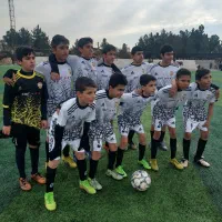 مدرسه فوتبال و زمین چمن فجر