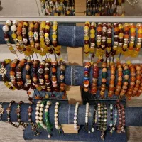 ۱۰۰عدد دستبند دست ساز با سنگ طبیعی،مصنوعی و چوبی