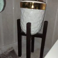گلدان با پایه چوبی