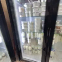 فروشنده خانم برای مغازه لبنیاتی