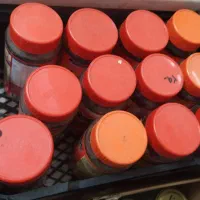 تعدادی شیشه بزرگ و کوچیک